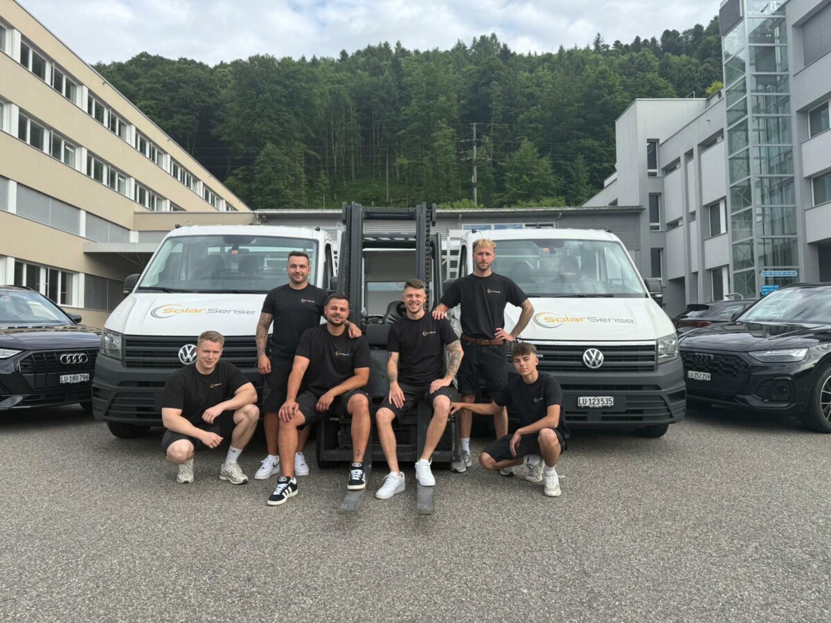 Sechs Mitarbeitende von SolarSense vor den beiden VW-Crafter-Montagefahrzeugen der Firma.