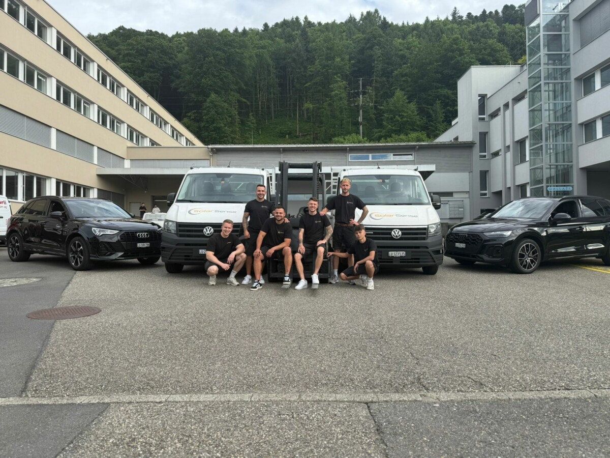 Das SolarSense-Team vor dem Fuhrpark der Firma am Standort Luzern.